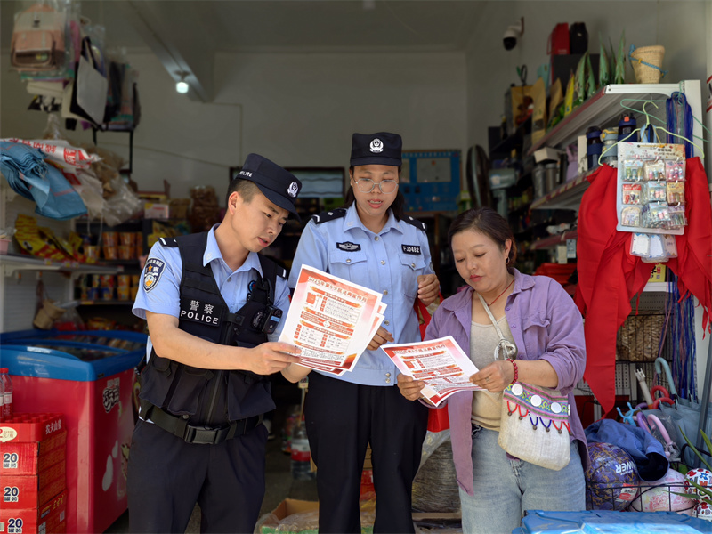 民警向百货店老板讲解法律法规.jpg
