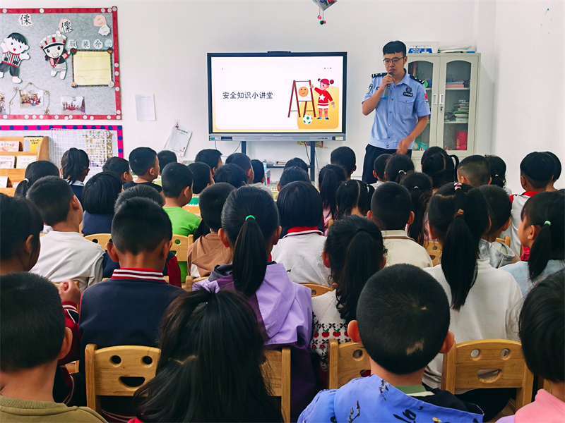 云南怒江：萌娃过节新姿势！端午裹粽学安全，民警课堂超有料