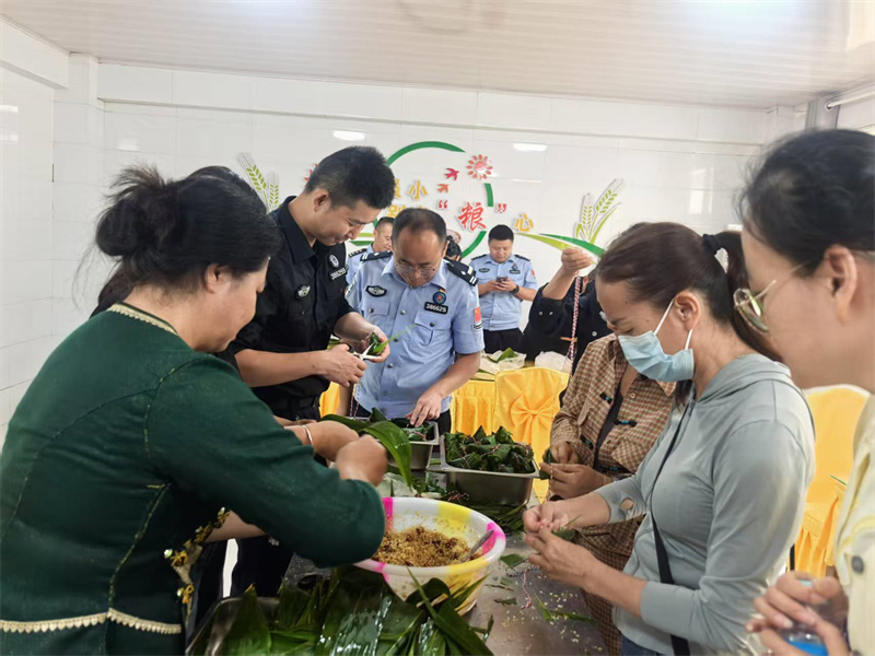 孟连县文化和旅游局工作人员和民警职工们一起包粽子,拍摄人:钟润林,时间:2025年5月26日.jpg