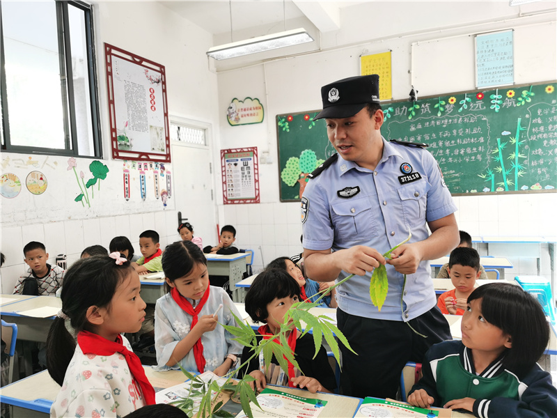 云南省福贡县：从“小英雄”到“小老师” 小小禁毒先锋显担当