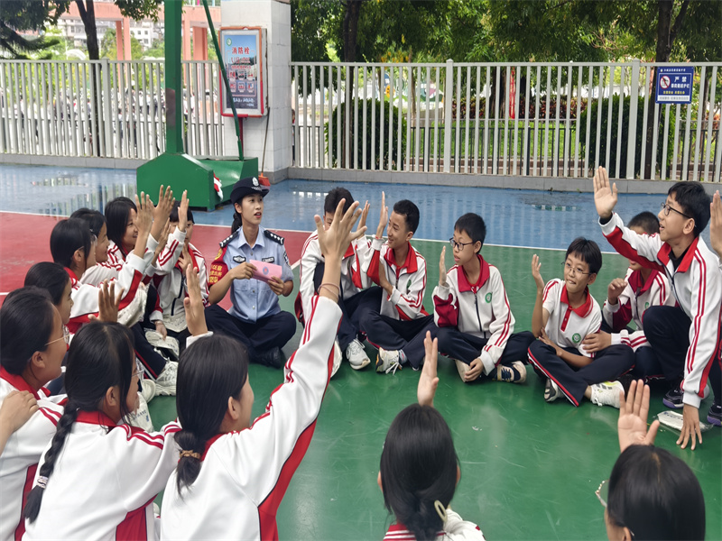 7.禁毒普法宣传趣味小问答活动中,学生们积极抢答(2)(白帆 摄).jpg
