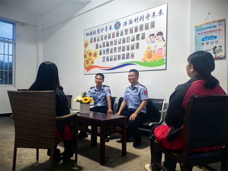 铜壁关边境派出所民警对学生进行心理辅导.jpg
