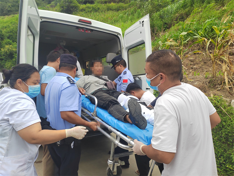云南怒江：从接警到送医，他们与时间赛跑，这场救援太暖心！