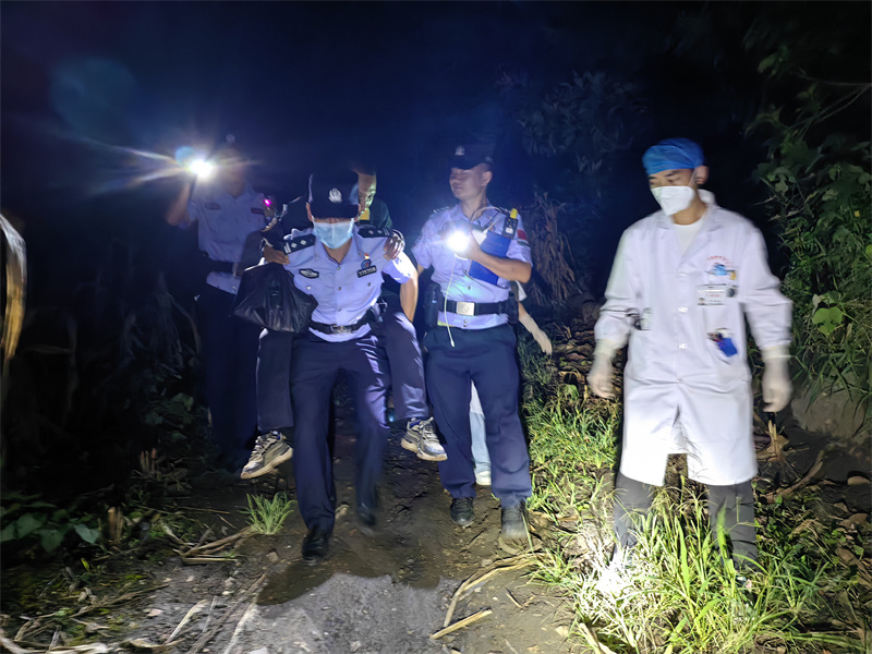 云南怒江：百姓下山崴脚急求助 民警背行下山显担当