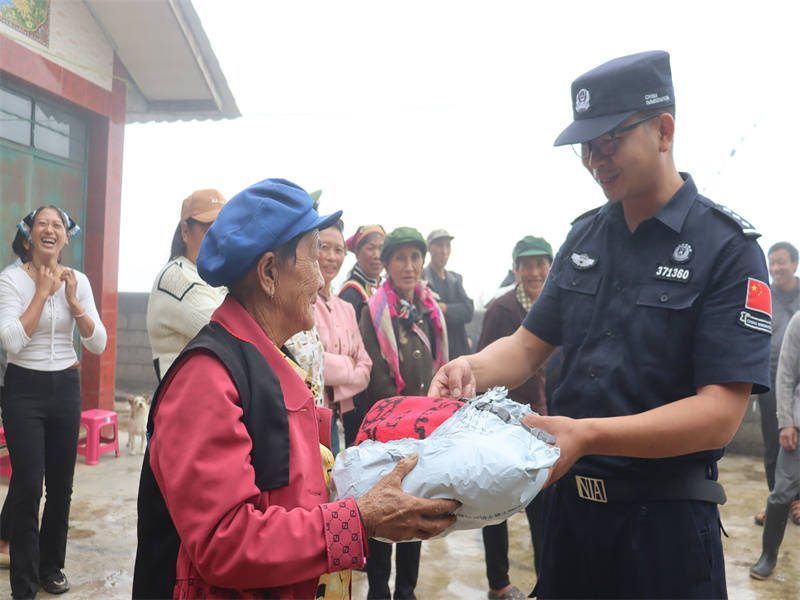 老奶奶感谢民警.jpg
