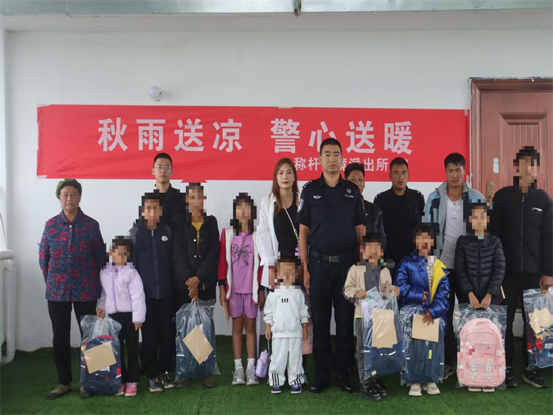 民警与受助孩子合影.jpg
