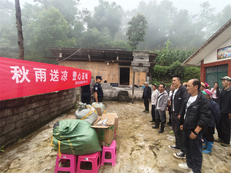 民警发放爱心物资.jpg