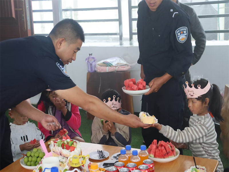 民警为小女孩切蛋糕.jpg