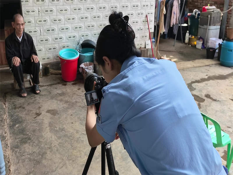 民警正在为老人拍摄照片,拍摄人:钟润林,时间:2025年8月19日.jpg