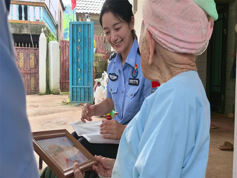 民警和老人一起观看制作完成的照片,拍摄人:钟润林,时间:2025年8月19日.jpg