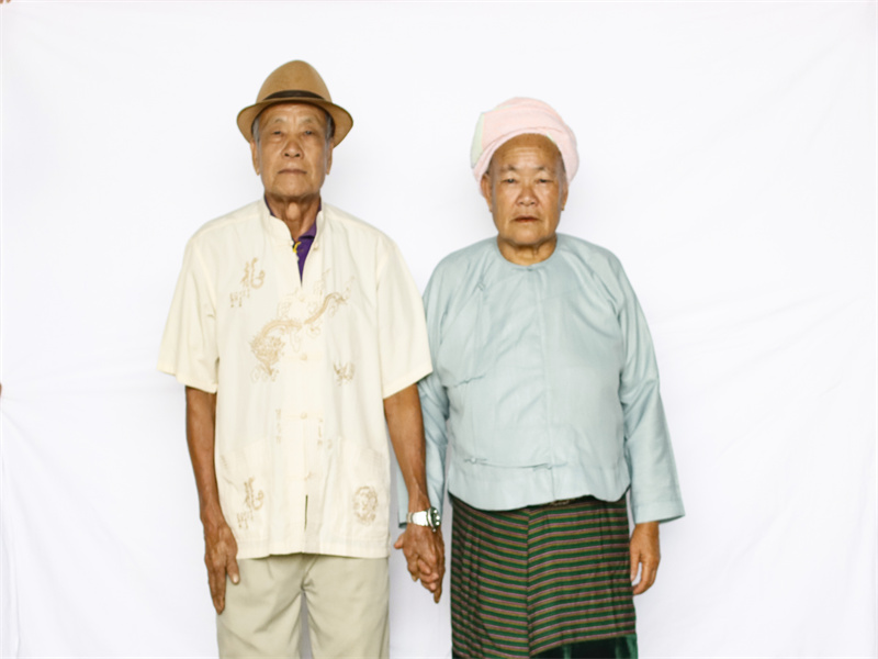 村寨老人合影留恋,拍摄人:沐宏一,时间:2025年8月16日.jpg