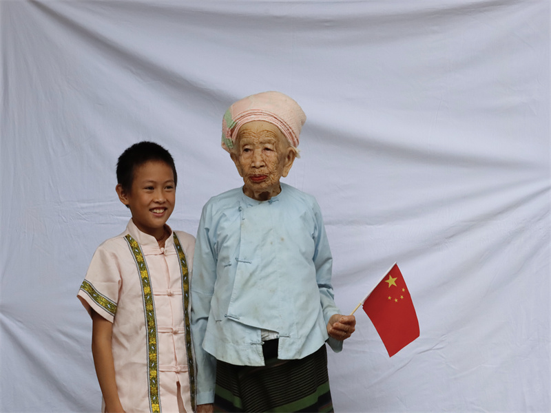 村寨老人和孙子合影留恋,拍摄人:沐宏一,时间:2025年8月16日.jpg