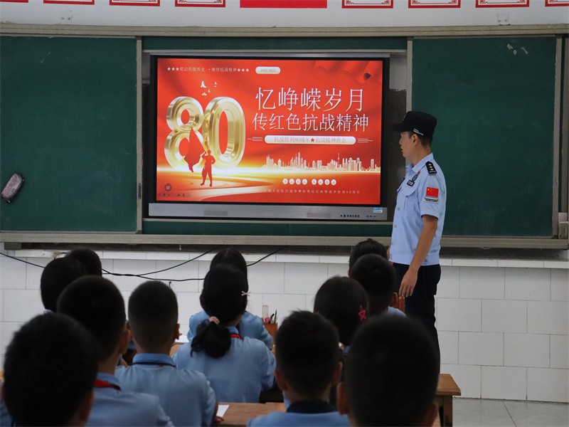 云南怒江：从安全知识到抗战精神，这堂“开学第一课”超有“警”色！