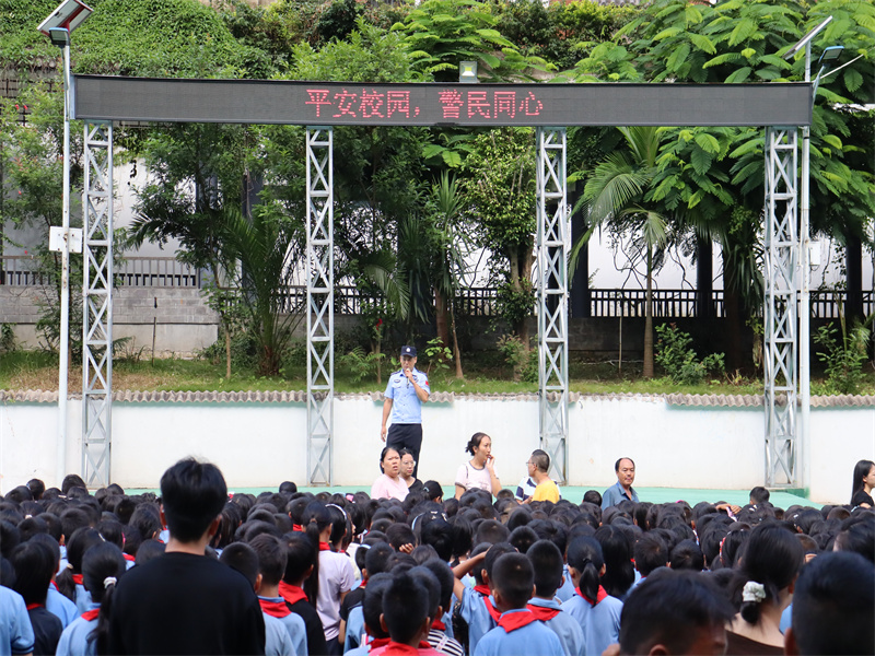 民警开展“平安校园·警民同心”宣讲活动.JPG