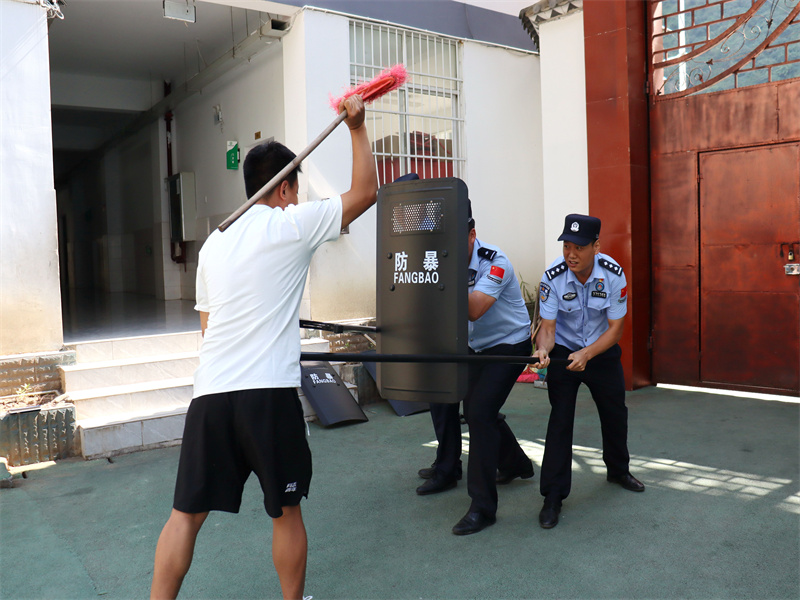 民警进校园开展反恐演练.JPG.jpg