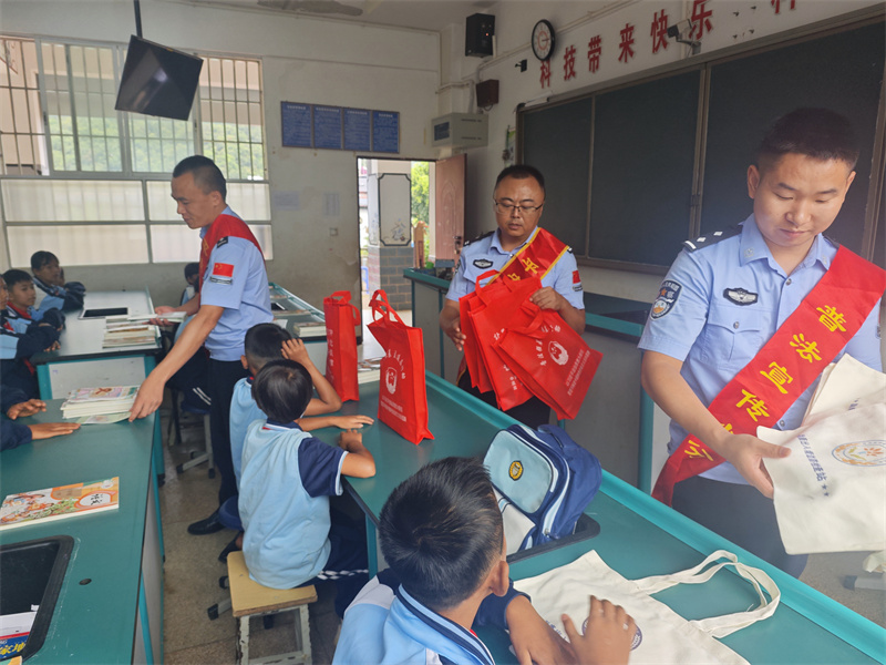 民警们为同学发放普法宣传礼品，拍摄人：张恒，时间：2025年9月1日.jpg