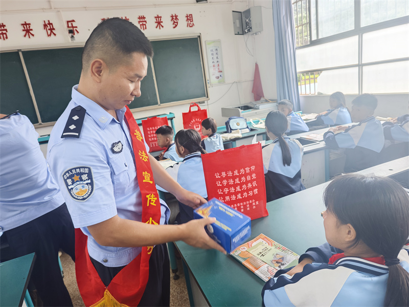 民警们为同学发放普法宣传礼品，拍摄人：张恒，时间：2025年9月1日 (2).jpg