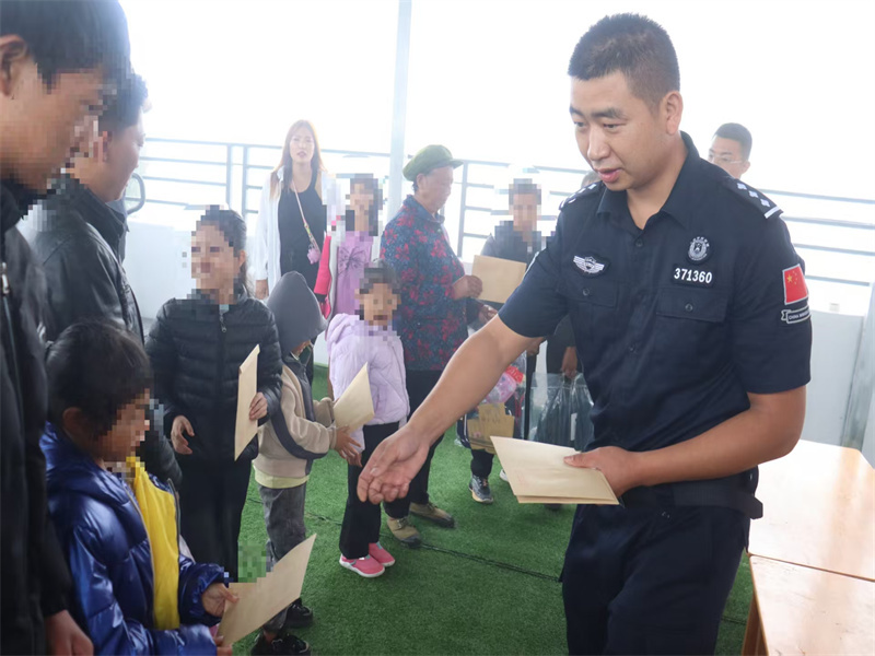 民警李未清发放助学金.jpg