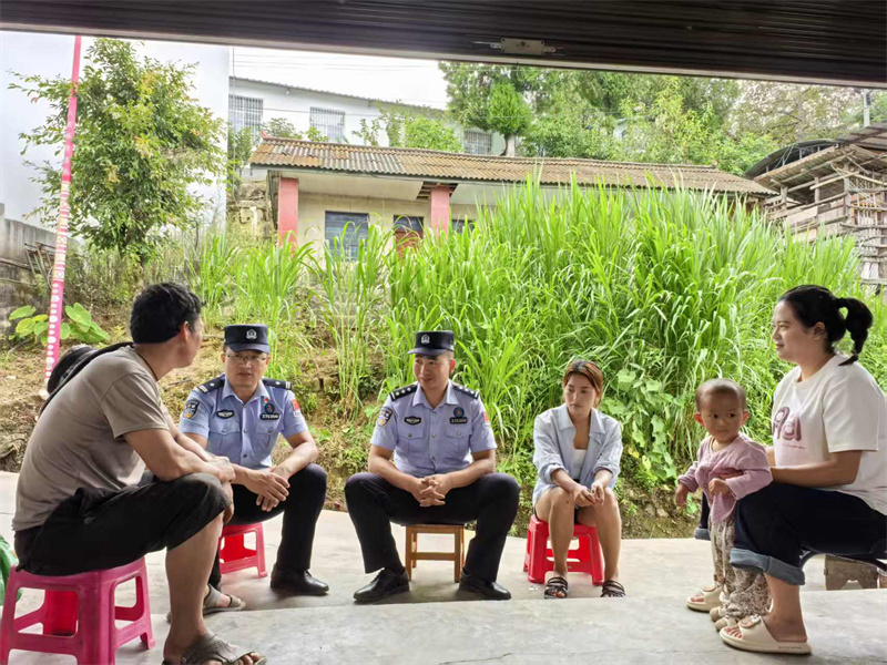 民警赵志（左）与民警李未清（右）走访辖区.jpg