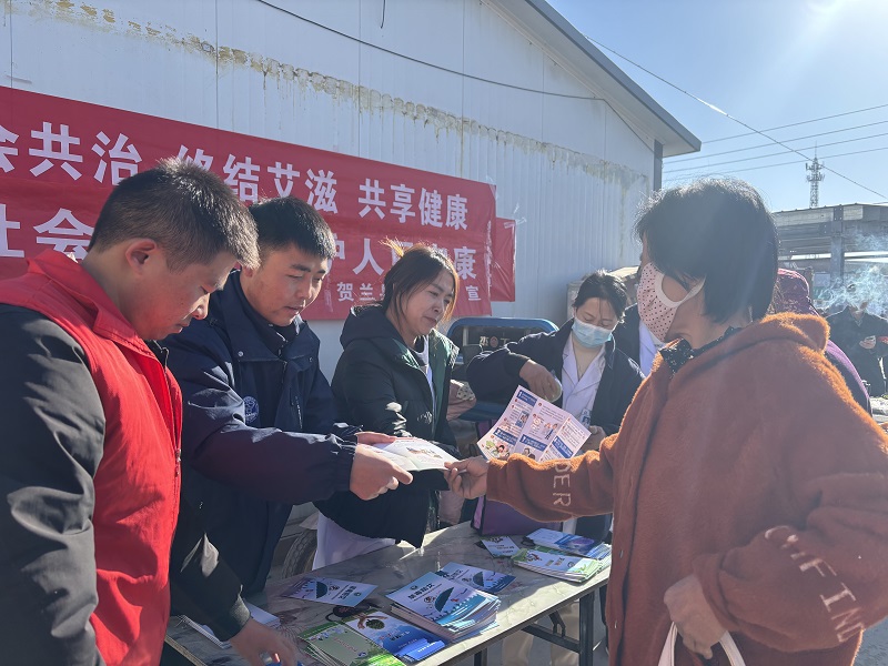 宁夏贺兰县：集市里的禁毒防艾课，群众边逛边学