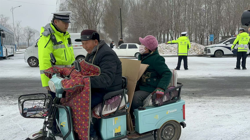 银川永宁交警战风雪保畅通 全警守护群众出行
