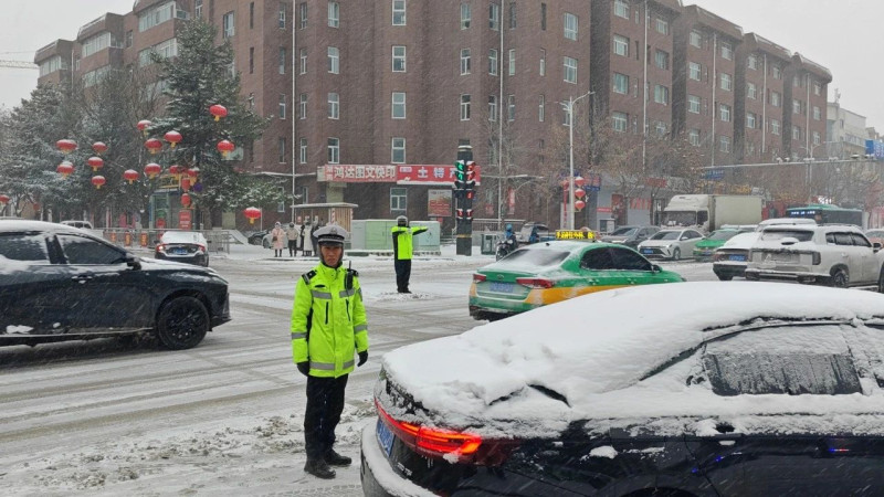 宁夏固原交警风雪坚守 护航春运“平安路”