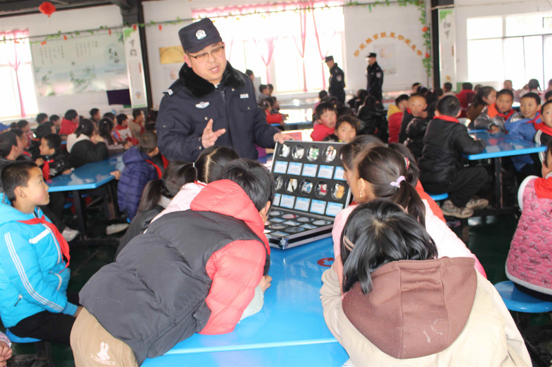 宁夏西吉县震湖乡：开学铃声伴禁毒 识破“零食”伪装陷阱