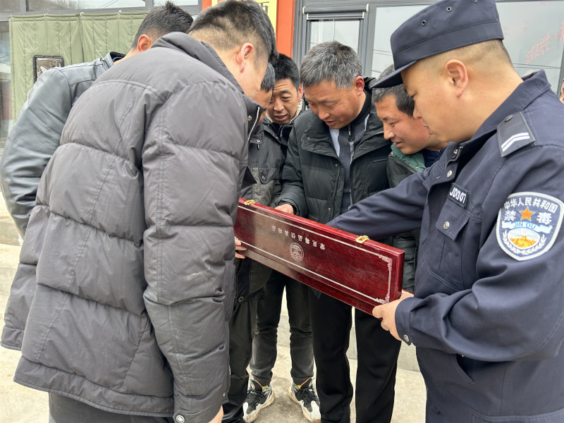 宁夏西吉：弘扬雷锋精神 共建无毒家园