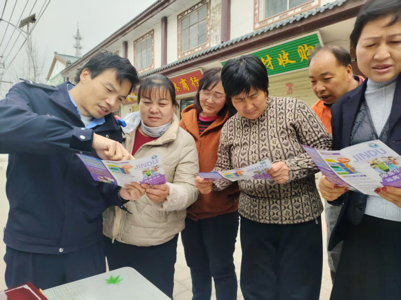 宁夏隆德县沙塘镇禁毒宣传摆“地摊”，安全知识送身边