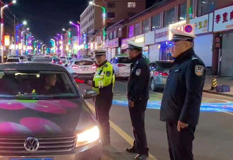 内蒙古四子王旗交警夜查整治“不打烊” 守护国庆“平安路”2.jpg