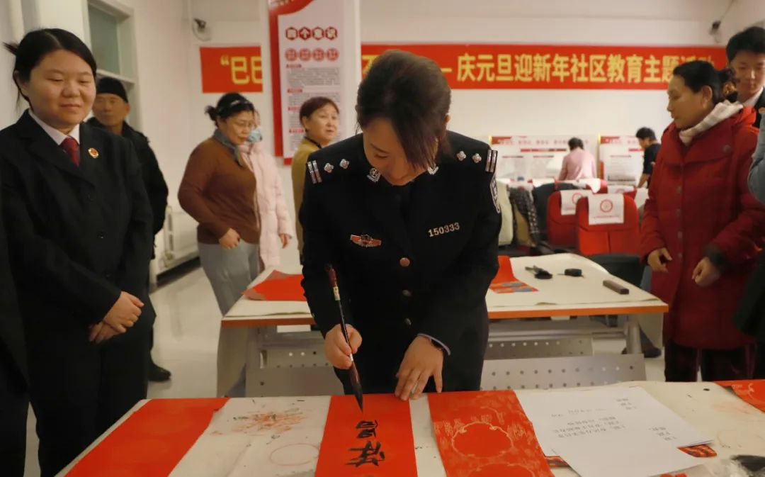 内蒙古牙克石市检察院走进共建社区写春联送祝福