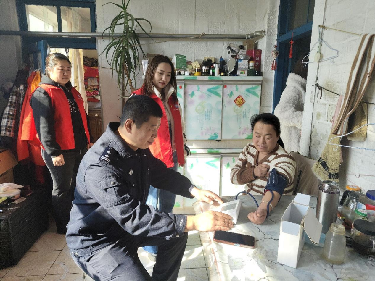 内蒙古呼伦贝尔市公安局柴河森林公安分局携手绰尔河农场社区学雷锋奏响“志愿乐章”