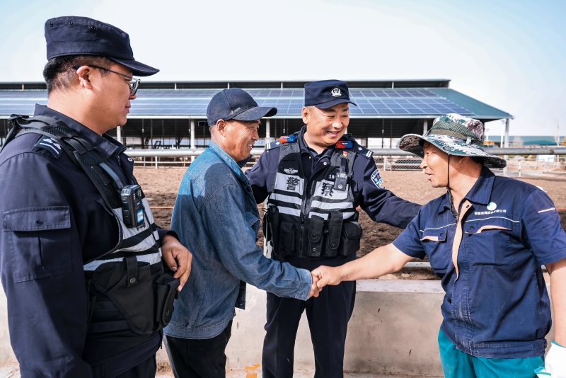 银川市公安局民警调解纠纷后，双方当事人握手言和（银川市公安局 供图）_副本.jpg