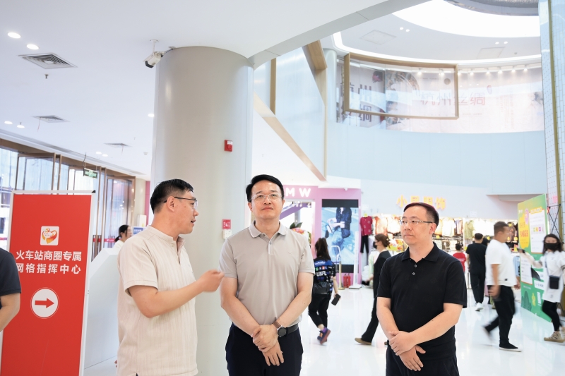 管城区法院院长郭晓堃（中）调研火车站“无诉商圈”工作_副本.jpg