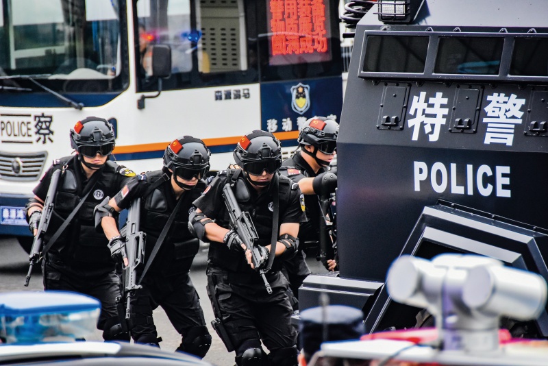 绥化市公安局开展“最小单元”战术演练_副本.jpg