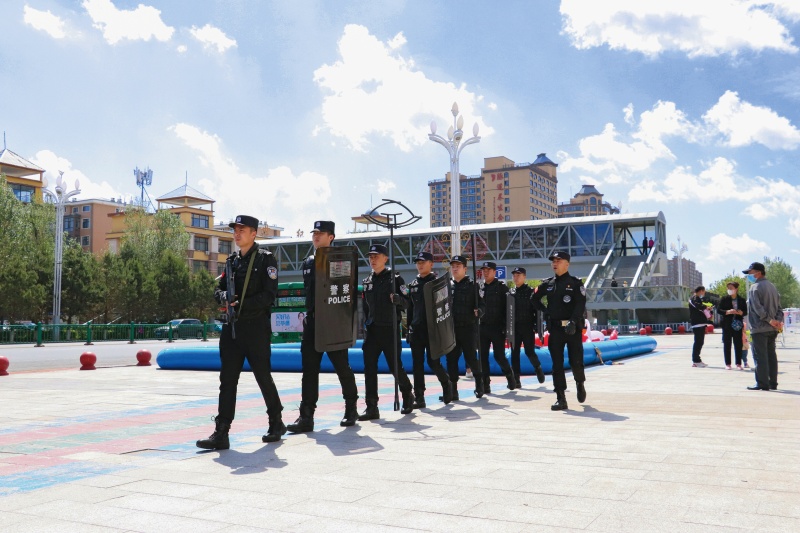 绥化市公安干警在城市重要街道执行巡逻任务_副本.jpg