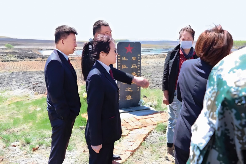 北林区检察院邀请人大代表，对王臣散葬烈士墓整改情况进行实地“回头看”。_upscayl_2x_realesrgan-x4plus_副本.jpg