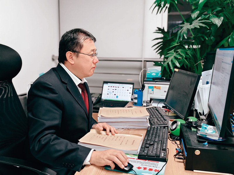 检察官王文利正在查阅案件卷宗.jpg