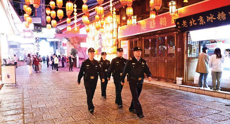 铜仁市公安局碧江分局民警在闹市区巡逻（李杰  摄）.jpg