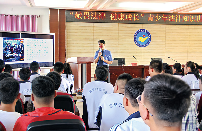 4-付冬梅在 “敬畏法律 健康成长” 青少年法律知识讲座上演讲.jpg