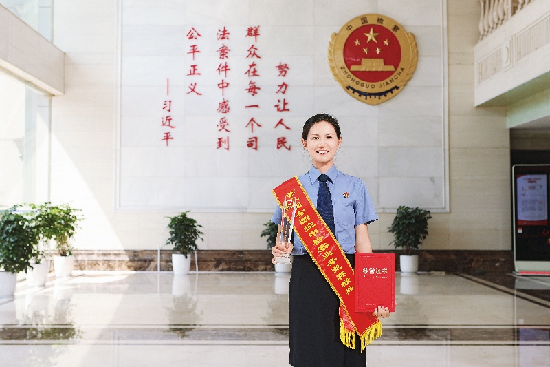 在第二届全国检察机关控告申诉检察业务竞赛活动中，扎西娜姆获得控告申诉检察业务竞赛标兵_副本.jpg
