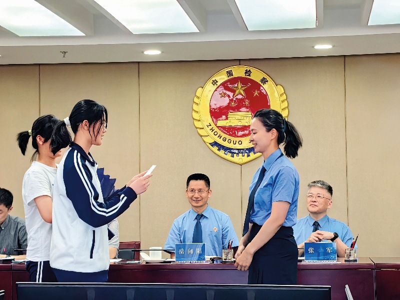 到西城区人民检察院参加职业体验的学生向可敬的检察官们表达感谢（北京四中供图）_副本.jpg