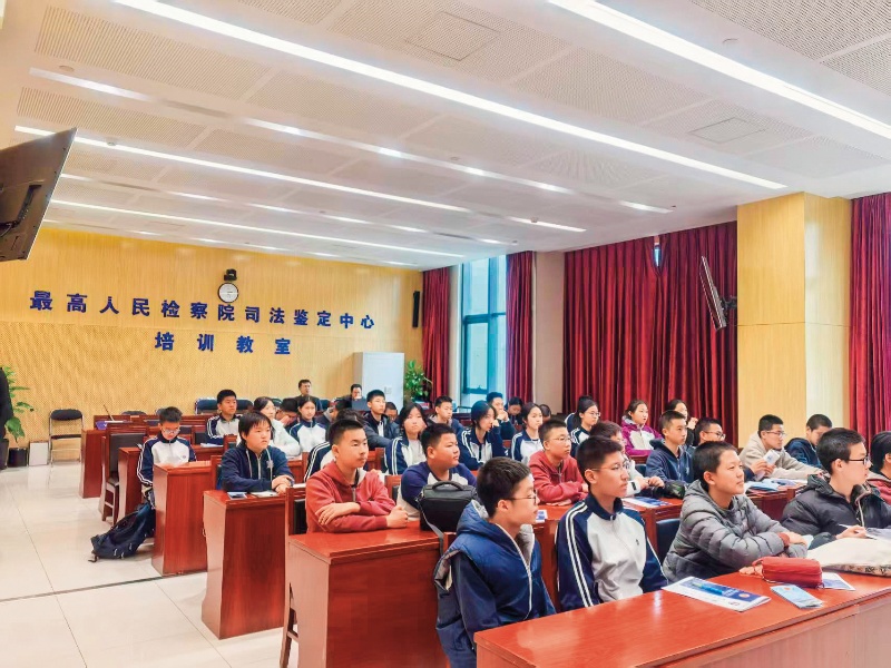 学生们到最高检司法鉴定中心参观学习（北京四中供图）_副本.jpg
