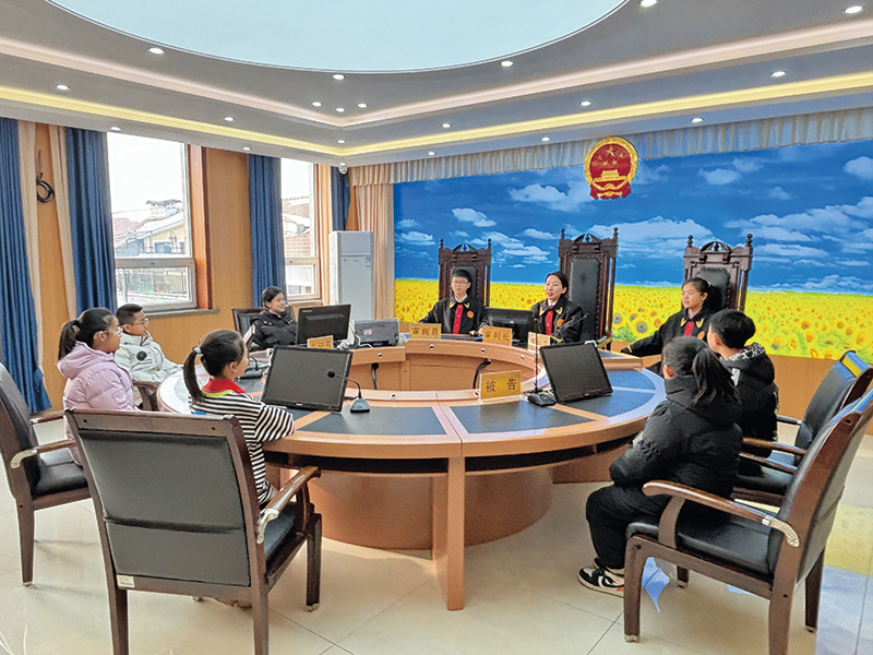 2024年11月26日，长春市双阳区人民法院刑事审判庭（少年法庭）庭长崔澜馨在长春市双阳区人民法院少年审判庭带领学生们开展“模拟圆桌审判”活动（翟蓝琦摄）.jpg
