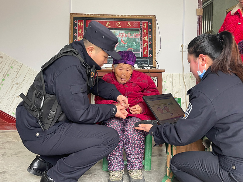 红岩派出所教导员和户籍辅警宋奥到偏远山区为年迈老人办证。.jpg