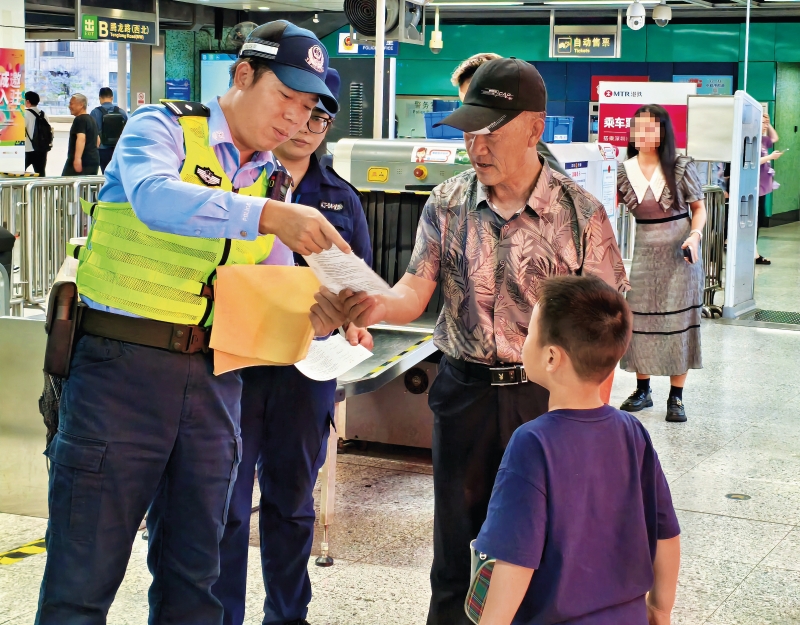 2025年4月30日，副所长周展明（左一）在红山站对乘客普法宣传（王杰 摄）_副本.jpg