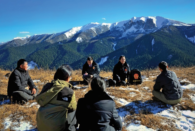 2024.12.06  在当地网格员的帮助下，高原法院人终于抵达海拔4000多米的涉案草场，对面的雪山终年不化，但家门口的纠纷终得化解_副本.jpg