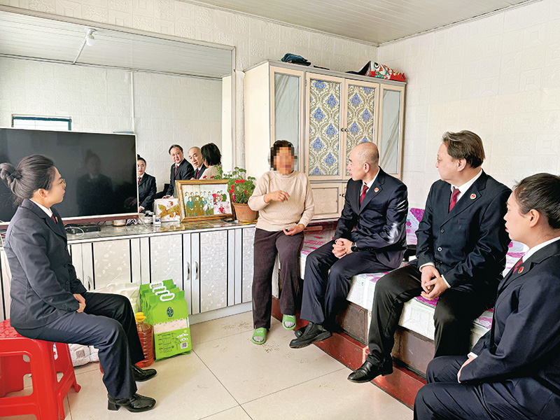 2025年1月20日，汤原县人民检察院检察长陈旭（居中）带领检察人员走访慰问被救助人夏某馨、夏某权姐弟的临时监护人（其姥姥），并了解姐弟俩生活情况。 吴璇 摄.jpg