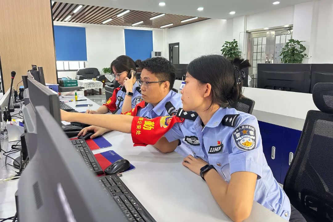 （1）贵阳北站派出所指挥室民警接警后开展工作。.jpg