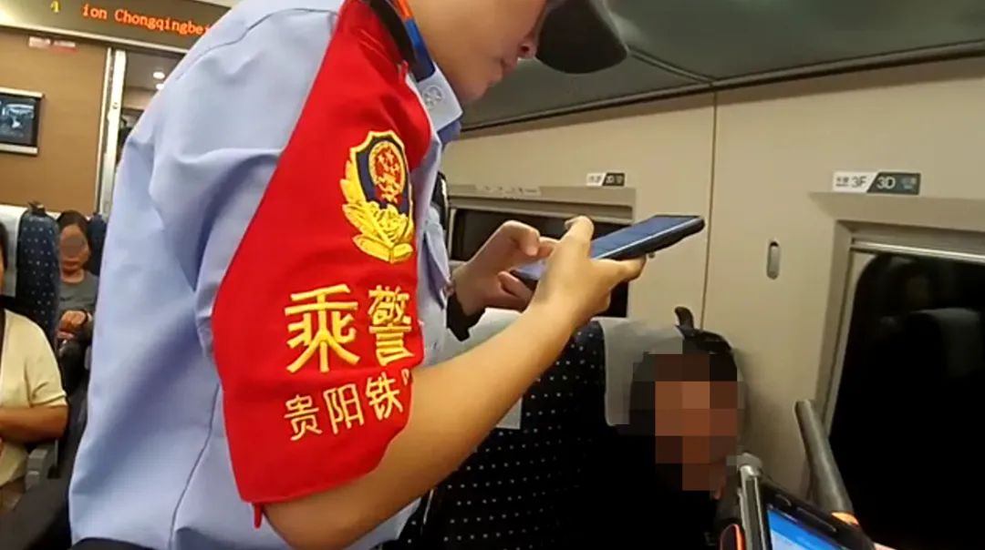 （5）列车乘警根据视频截图中模糊的衣着外貌特征找人寻包。.jpg